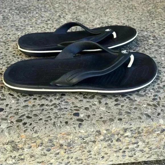 Crocs Thongs Flip Flops Rubber Black Men 9 Women 11 Sandals Unisex - Picture 2 of 7